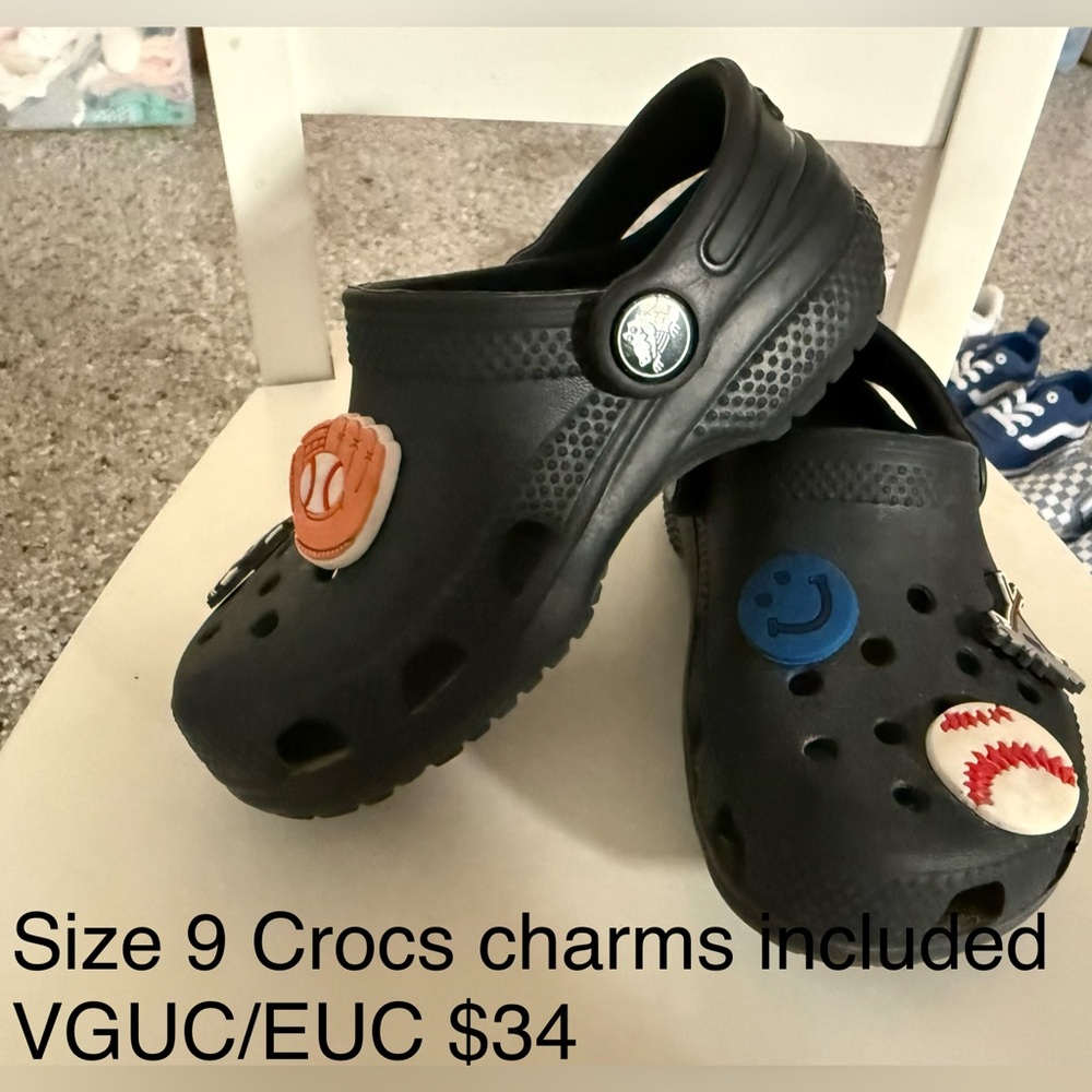 CROCS Kids Black Clogs with Charms